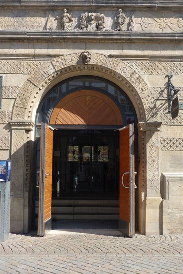 Rundbogenportal zur ehemaligen Apotheke