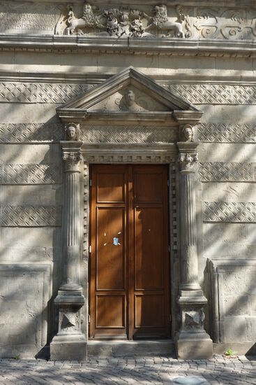 weiteres Portal mit Relief am Langhaus