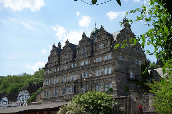 dreigeschossiger Südflügel (Straßenseite)