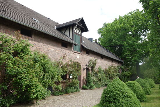 da der Besitzer des Schlosses ein Kaffeeunternehmen besitzt, gibt es auch ein Café, das allerdings zu unserer frühen Stunde noch nicht geöffnet hat