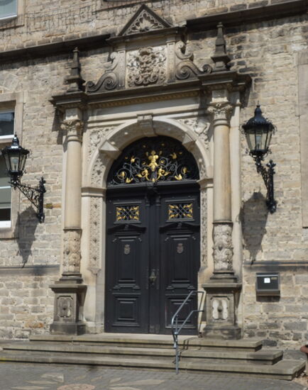 Säulenportal mit Bossenquaderelementen