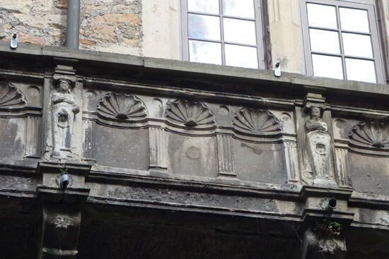 Muschelnischen und Hermenpilaster