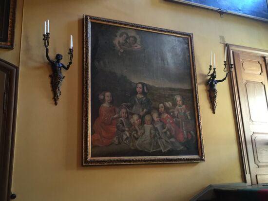 das Bild zeigt im oberen Bereich die Kinder, die in frühem Alterverstorben sind.  Ansonsten wurden Kinder erst mit 2 Jahren auf Bildern festgehalten, da man davon ausging, dass sie dann auch weiter überleben