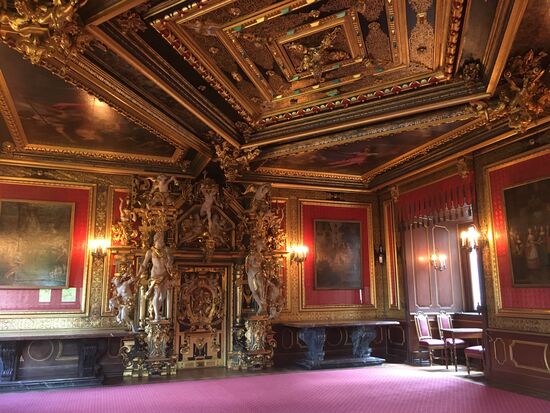 der Goldene Saal wurde unter Graf Ernst Anfang des 17. Jahrhunderts mit der Götterpforte ausgestattet, ein außergewöhnliches Kunstwerk der Schnitzkunst.