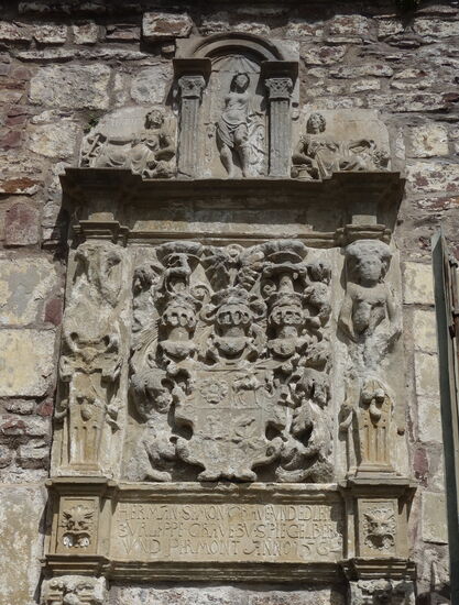 Wappentafel der Grafen zur Lippe mit quadriertem Schild und lippischer Rose