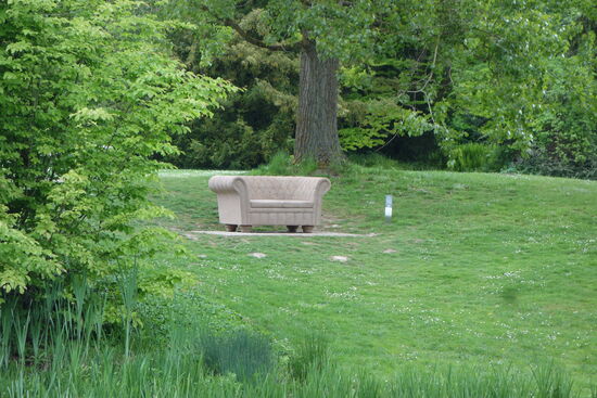 Chesterfield-Couch aus Sandstein - 2022 - Michael Pitack   ("Couch oder Kunst?")