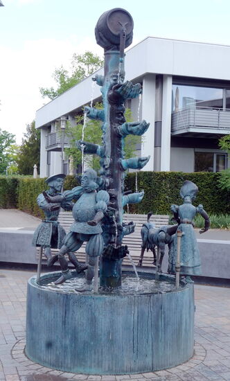 Kanzlerbrunnen - wir erkennen sofort, das es sich um einen Brunnen des Künstlers Stirnberg handelt, der in unserer Stadt Aachen zahlreiche Brunnen gestaltete
