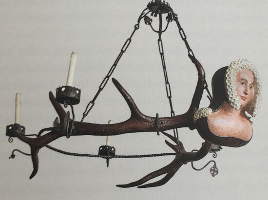 Geweihleuchter mit der Büste einer vornehmen Dame - wurde im jahr 1400 von dr Witwe Gese Lambrachting für den Allerheiligenaltar gestiftet. Es dürfte der älteste Geweihleuchter überhaupt sein.