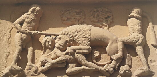 am Haus findet sich das Relief 'Wilde Leute' von 1370/80 (Vorgängerbau)