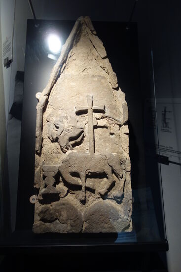 Darstellung des Agnus Dei bezieht sich auf das Johannes-Evangelium (1, Vers 29): »Siehe, das ist Gottes Lamm, das der Welt Sünde trägt.«