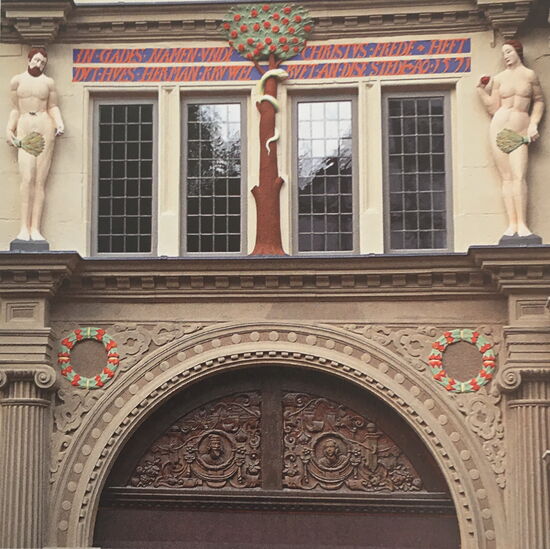 Darstellung des Sündenfalls über dem Dielenportal des Hexenbürgermeisterhauses von 1571