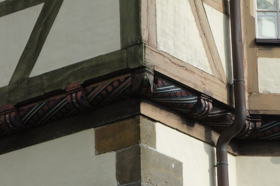vereinzelt findet man unter dem Fachwerk die für die Weser-Renaissance typischen gedrehten Bänder unetrhalb der Balken