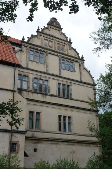 horizontal gegliedertem Ostgiebel