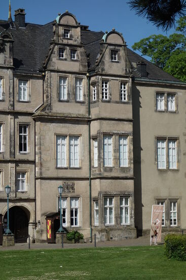 ausluchtartiger Seitenrisalit