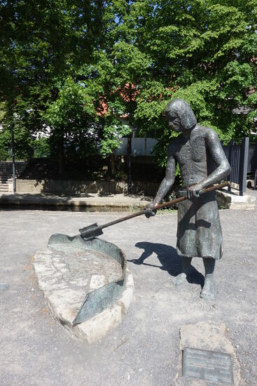 das Denkmal „Salzsieder“ am Salzhof stellt einen Salzsieder um 800 v. Chr. dar