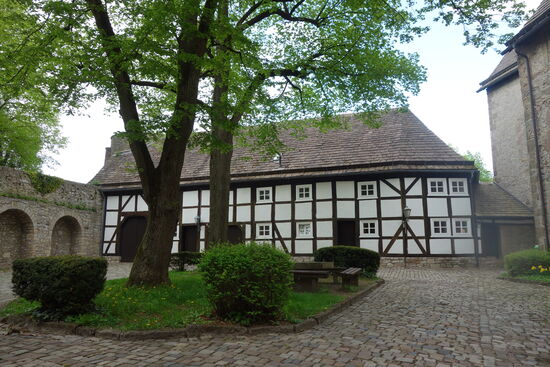 Fachwerkbau an der Ostseite der unregelmäßigen Zweiflügelanlage