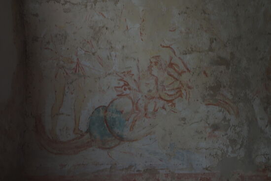 wegen der nahezu unsichtbaren Reste erklärt ein Bild darunter die Einzelheiten