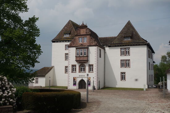 Bei der Restaurierung in den 70er Jahren wurden störende Zutaten entfernt. Der Volutengiebel von P. Franke ist reich verziert.