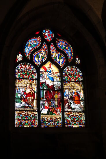 Das Kirchenfenster (15. Jh.) stellt die Stifter dar: J.B. Le Scaff mit Johannes dem Täufer, Anne du Bois mit der heiligen Anna