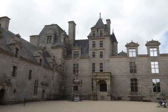 das ehemalige Herrenhaus ist nur noch eine Ruine - zu der Zerstörung ist keine Information zu erhalten