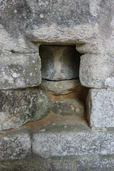 interessante Maueröffnung mit zwei getrennten - etwa im rechten Winkel - nach außen führenden SchießScharten