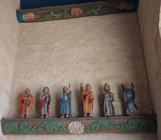 im Eingangsportal befinden sich wieder die zwölf Apostel