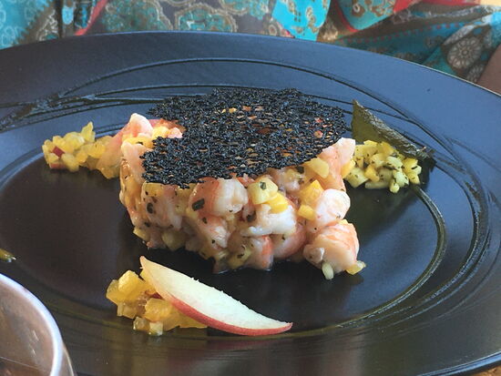 Tartare de crevette rose marinée à la vinaigrette de pèche et mangue