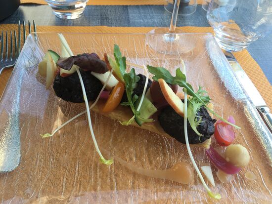 Boudin noir Maison à la pomme revisité, pâte feuilleté et pickles d'oignons