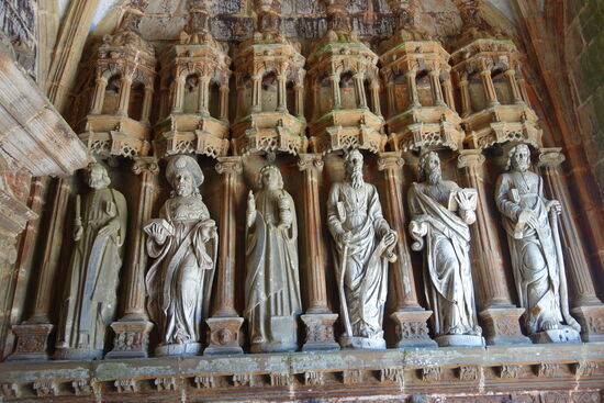 wieder die zwölf Apostel im Eingang