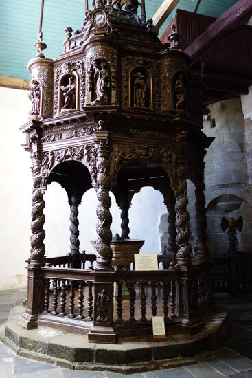 holzüberbautes Taufbecken