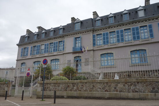 das ehemalige Chateau ist heute eine Schule