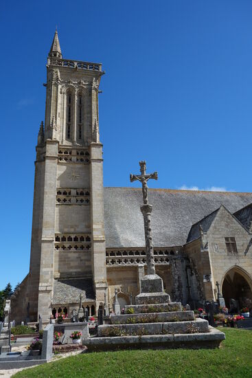 Kirche mit Vorhalle und Kreuz