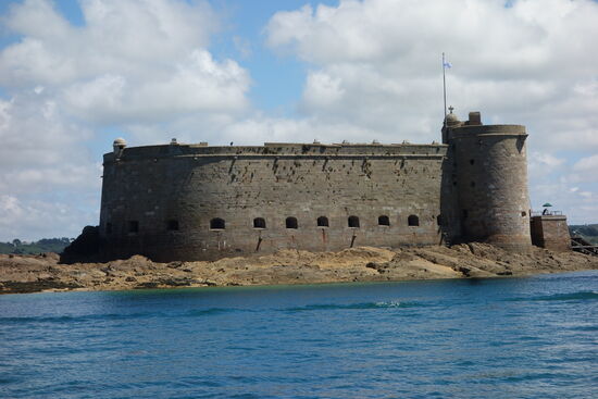 die Öffnungen für leichte Artillerie - rechts der ehem. Artillerieturm