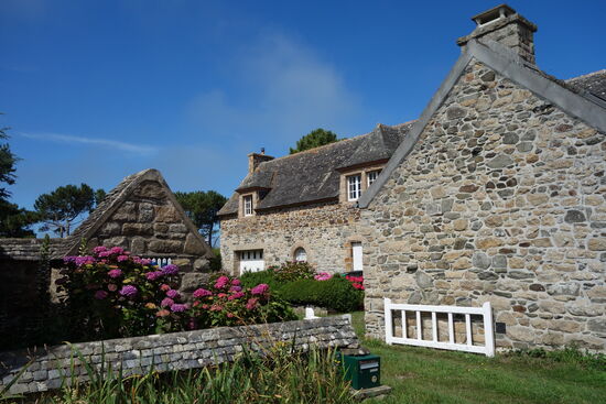 Die Gärten der regionstypischen Bruchsteinhäuser sind überall mit fantastischen Hortensienbüschen geschmückt, die in allen Farben leuchten.