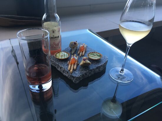 amuses bouches - für den Autofahrer eine Rhabarber-Schorle (alkoholfrei!)