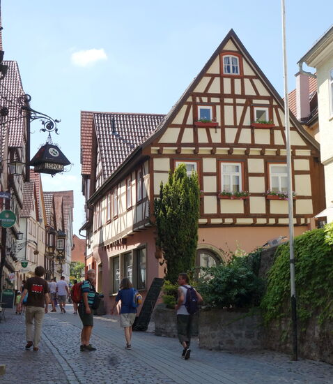 im 1. Stock des Fachwerkhauses liegt eine modern eingerichtete, geräumige  Wohnung, die uns als Zentrum für unsere Unternehmungen dient.