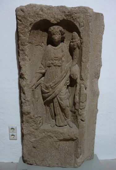 Fortuna - Göttin des Schicksals mit ihren Attributen Füllhorn, Ruder und Rad