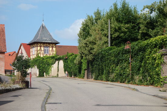 Umfassungsmauer des Schlosses