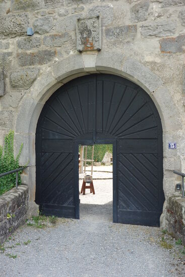 Wenn das Tor geöffnet ist, darf man als besucher den Hof besichtigen!