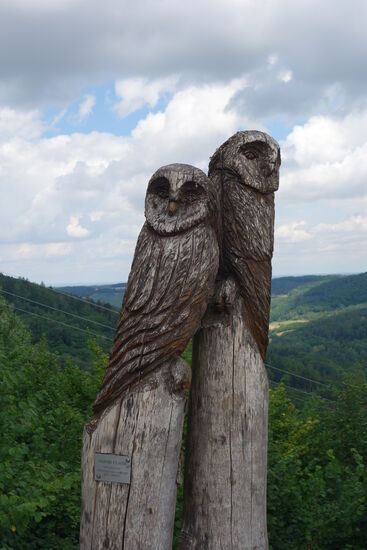 Schnitzarbeiten am Talhang