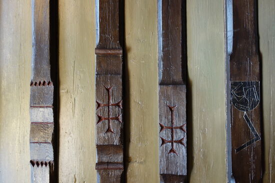 An der Decke das Doppelkreuz des Ordens, daneben ein sonst in Wimpfen nicht nachweisbares Zeichen der Zimmerleute
