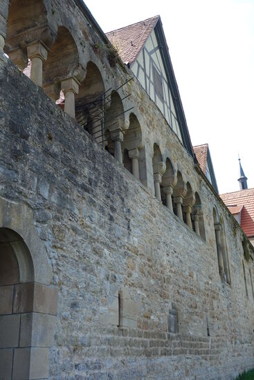 der Unterbau diente wohl später als Stadtmauer