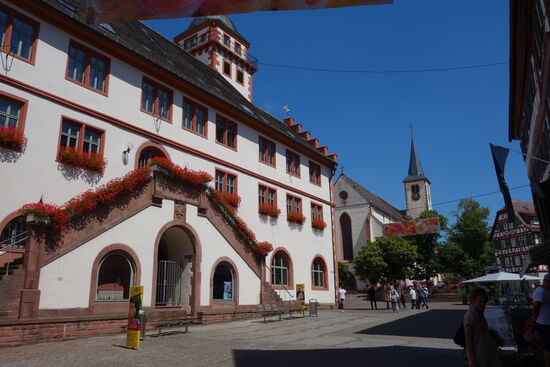 Rathaus mit Stiftskirche