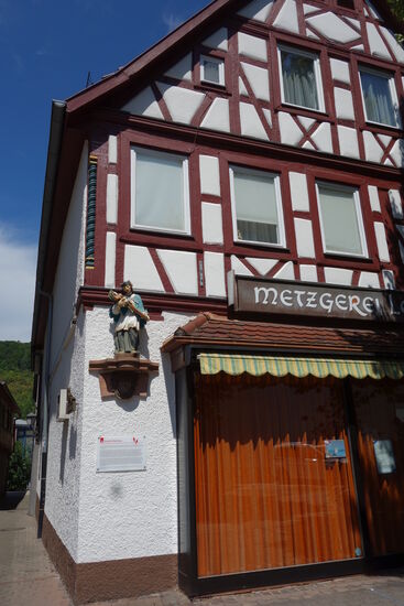 Auf der Steinkonsole im EG steht eine Nepomukfigur aus dem Jahre 1759, die als solche mit dem Scharfrichter in keiner Verbindung steht.