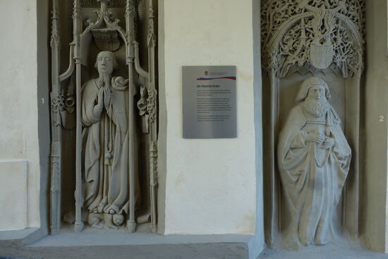 links: Epitaph von Eberhard von Seinsheim, Deutschmeister 1420-1425. Er bestimmte Schloss Horneck zu seiner Residenz.
rechts: Epitaph von Hartmann von Stockheim, Deutschmeister
1499-1510.