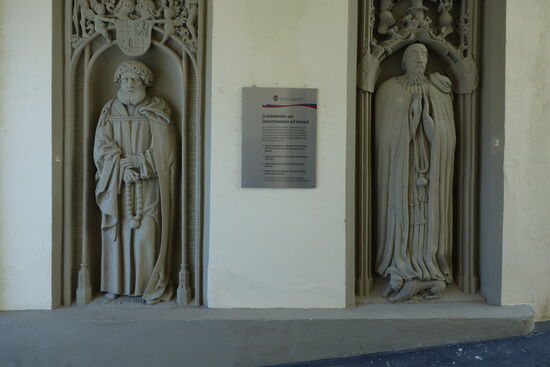 links: Epitaph von Johann Adelmann von Adelmannsfelden, Deutschmeister 1510-1515.
rechts: Epitaph von Eberhard von Stetten, Deutschmeister 1443-1447.
**. t