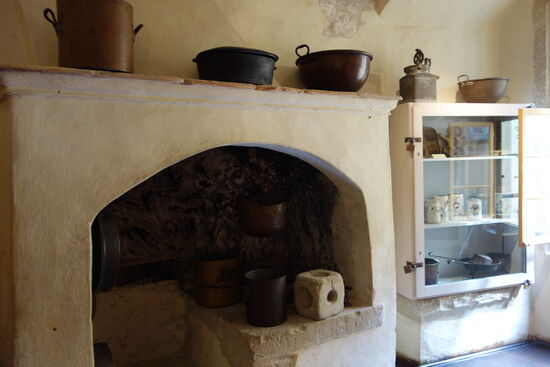 kleine Küche - ältestes Gerät ist der Mörser (Steinwürfel)