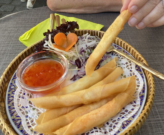 Puu Pann - Wan Tan–Teig, gefüllt mit Krebsfleisch und süß–saurer Soße