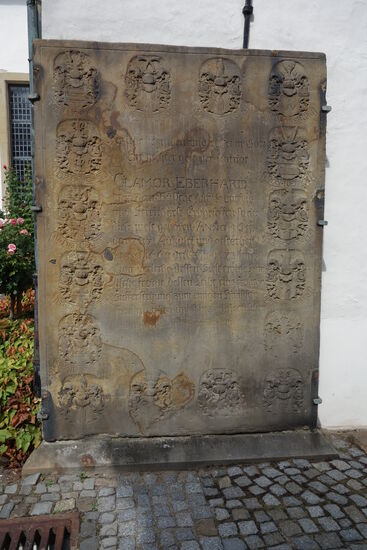 durch Verwitterung oder Abtragen (Bodenplatten) selbst vor Ort nur schwer  lesbar: 
Clamor Eberhard von den Bussche