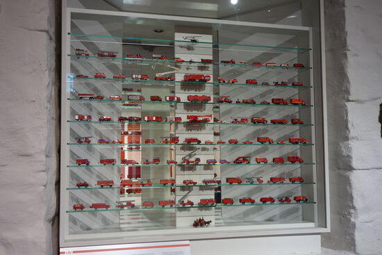 umfangreiche Sammlung roter Wiking-Feuerwehrautos